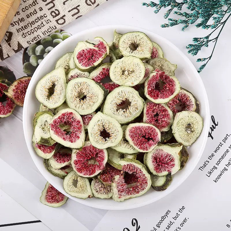 Lát sung Tân Cương ngâm nước giúp thanh nhiệt, làm dịu cổ họng, giải độc, giảm sưng, kiện tỳ, hỗ trợ tiêu hóa, v.v.